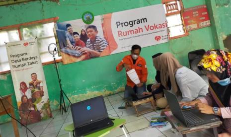 Menjawab tantangan masa depan terutama di dunia kerja, Relawan Rumah Zakat meresmikan program Rumah Vokasi yang didukung oleh Rumah Zakat. Kegiatan peresmian tersebut bertempat di gedung Serbaguna, Desa Tanjungsari, Kecamatan Cikarang Utara, Kabupaten Bekasi, Ahad (23/2).