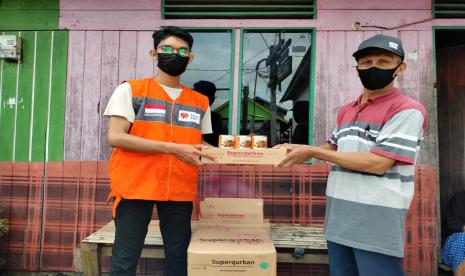 Menjelang akhir bulan Ramadhan kemarin, Rumah Zakat menyalurkan 280 paket Superqurban terdiri dari kornet dan rendang untuk warga Kampung Tenun, Rabu (5/5). Kampung Tenun adalah salah satu wilayah padat penduduk yang ada di kecamatan Samarinda Seberang, Kalimantan Timur.