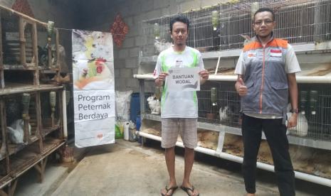 Menjelang akhir tahun, peternak Kelinci binaan Rumah Zakat kembali mendapatkan bantuan modal usaha. Bantuan tersebut diberikan oleh Anantiyo Widodo, fasilitator Rumah Zakat kepada Slamet Prayogo pada Kamis (19/11)