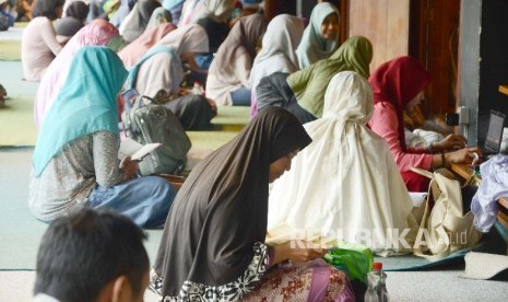 Menjelang berbuka Masjid Salman ITB, Kota Bandung, dipenuhi mahasiswa, Senin (13/6).  (Republika/Edi Yusuf)