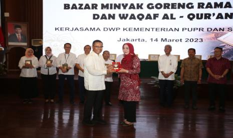 Menjelang bulan suci Ramadhan 1444 Hijriyah, Sinar Mas melalui Yayasan Muslim Sinar Mas (YMSM) dan Sinar Mas Land kembali menyelenggarakan Bazar Minyak Goreng dan Wakaf Alquran di Kementerian Pekerjaan Umum dan Perumahan Rakyat (PUPR), Selasa (14/3/2023).