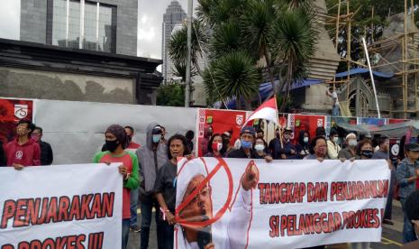 Menjelang pemeriksaan Tokoh Front Pembela Islam (FPI) Habib Rizieq Shihab (HRS) ratusan massa yang tergabung dalam Aliansi Anak Bangsa Cinta Kedamaian berunjuk rasa di depan Polda Metro Jaya, Senin (7/12). Mereka meminta agar HRS ditangkap dan FPI dibubarkan, Jakarta Selatan, Senin (7/12). 