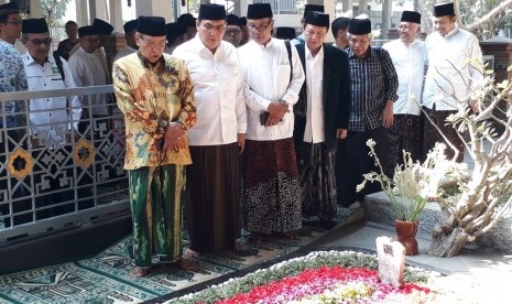 Menjelang peringatan Hari Santri 2019, Pengurus Besar Nahdlatul Ulama (PBNU) melakukan ziarah ke makam pendiri NU, KH. Hasyim Asy'ari yang berada di Pondok Pesantren Tebuireng Jombang, Jawa Timur, Kamis (17/10). 