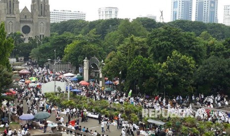 Menjelang siang, Masjid Istiqlal semakin dipadati masyarakat dan peserta Aksi 313, Jum'at (31/3). 