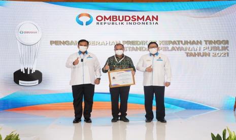  Menjelang tutup tahun, Provinsi Bangka Belitung meraih Anugerah Predikat Kepatuhan Tinggi Standar Pelayanan Publik Tahun 2021 dari Lembaga Ombudsman RI. Penghargaan dari Ombudsman RI yang berlangsung di Puri Ratna Ballroom Hotel Grand Sahid Jaya Jalan Jenderal Sudirman Kav. 86 Jakarta, Rabu (29/12), diterima langsung oleh Gubernur Babel Erzaldi Rosman dalam acara Penganugerahan Predikat Kepatuhan Standar Pelayanan Publik Tahun 2021.