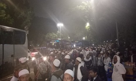 Menjelang waktu shalat Subuh, umat Islam dari berbagai daerah mengantre masuk ke masjid Istiqlal. Bukan hanya bus dan kendaraan pribadi pengunjuk rasa saja yang membuat padat jalanan menuju Istiqlal. Kendaraan pengangkut bantuan logistik pun ikut mengantre