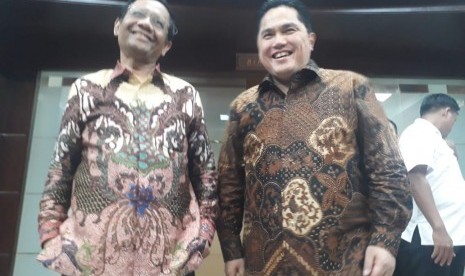 Terkait Asabri, Mahfud MD Jamin Uang Hari Tua TNI-Polri Aman. Foto: Menkopolhukam Mahfud MD (kiri) dan Menteri BUMN Erick Thohir (kanan) di kantor Kemenko Polhukam, Jakarta, Kamis (16/1).