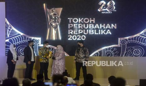 Menkes Budi Gunadi Sadikin memberikan piala kepada penerima tokoh perubahanan republika 2020 Dr Erlina Burhan didampingi Pemimpin Redaksi Republika Irfan Junaidi dan Direktur Utama PT Republika Media Mandiri Mira Djarot saat malam Anugerah Tokoh Perubahan Republika 2020 di Jakarta, Senin (4/5).