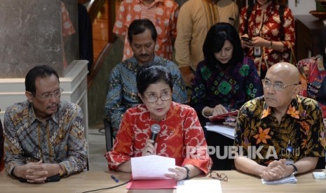 Menkes Nila F. Moloek (tengah) memberikan keterangan terkait vaksin palsu usai menggelar pertemuan dengan sejumlah asosiasi di bidang kesehatan di Kantor Kementerian Kesehatan, Jakarta, Selasa (19/7). (Republika/Yasin Habibi)