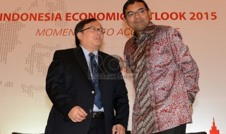 Menkeu Bambang Brodjonegoro berbincang dengan CEO HSBC Indonesia Sumit Dutta saat acara Indonesia Economic Outlook 2015 di Jakarta, Selasa (26/5).