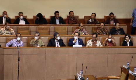  Menkeu Bambang Brodjonegoro (depan keempat kanan) didampingi Wakil Menkeu Mardiasmo (depan ketiga kiri) mengenakan masker saat Rapat Paripurna DPR di Kompleks Parlemen, Senayan, Jakarta, Jumat (30/10). (Antara/Indra)