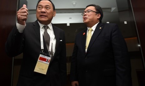 Menkeu Bambang Brodjonegoro (kanan) berbincang dengan Gubernur Bank Indonesia Agus Martowardojo (kiri) di sela-sela pertemuan Menteri Keuangan dan Gubernur Bank Sentral G20 di Shanghai, Tiongkok, Jumat (26/2).