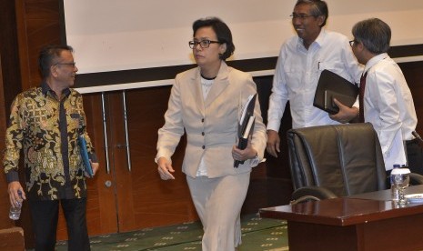 Menkeu Sri Mulyani Indrawati (kedua kiri) 