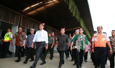 Menkeu Sri Mulyani Indrawati, Menteri Koordinator Kemaritiman Luhut Binsar Pandjaitan, dan Gubernur Bank Indonesia (BI) Agus Martowardojo mengunjungi Kabupaten Banyuwangi, Kamis (1/3), untuk meninjau kesiapan daerah tersebut dalam menyambut Annual Meeting IMF dan Bank Dunia di Bali, Oktober mendatang.