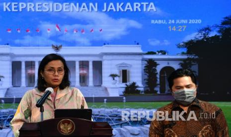 Menkeu Sri Mulyani (kiri) bersama Menteri BUMN Erick Thohir.