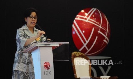 Menkeu Sri Mulyani memberikan sambutan saat membuka perdagangan saham hari pertama 2017 di BEI, Jakarta, Selasa (3/1). 