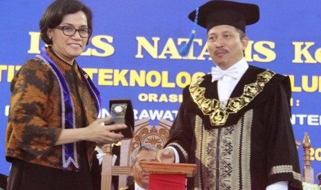 Menkeu Sri Mulyani menerima penghargaan 10 November dan cinderamata dari Rektor Institut Teknologi Sepuluh Nopember (ITS) di Surabaya, Kamis (10/11).