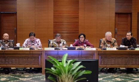 Menkeu Sri Mulyani mengundang para pimpinan kementerian/lembaga dan kalangan pengusaha untuk membahas penyederhanaan perizinan larangan dan pembatasan impor.