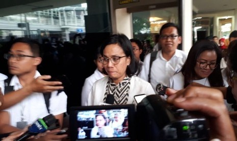 Menkeu Sri Mulyani, meninggalkan Gedung Bawaslu, Thamrin, Jakarta Pusat, Jumat (2/11). Sri Mulyani diperiksa oleh Bawaslu selama sekitar dua jam.