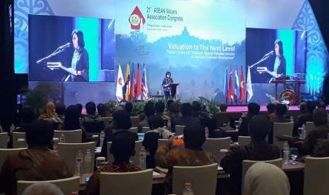 Menkeu Sri Mulyani menjadi pembicara kunci di Kongres ASEAN Valuers Association (AVA) ke-21 di DIY. Dalam paparannya, Menkeu mengulas soal perang dagang AS-Cina yang efeknya dirasakan perekonomian dunia.