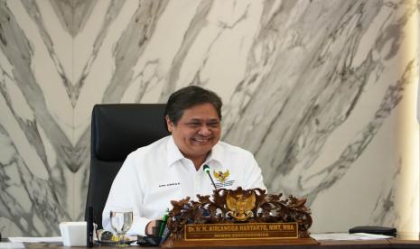 Menteri Koordinator Bidang Perekonomian Airlangga Hartarto memberikan keterangan pers usai memimpin Rapat Komite Cipta Kerja mengenai Rencana Pelaksanaan Program Kartu Prakerja Skema Normal Tahun 2023, Kamis (5/1/2023). Airlangga Hartarto mengatakan, transisi energi yang tengah dilakukan Indonesia menjadi salah satu upaya menjaga ketahanan energi dan mewujudkan ekonomi hijau di Indonesia.