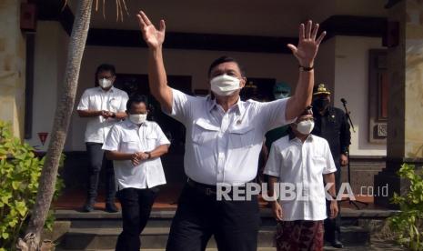 Luhut Minta Masyarakat tak Khawatir Berlebihan. Foto:  Menko Bidang Kemaritiman dan Investasi Luhut Binsar Pandjaitan (tengah) didampingi Mendagri Tito Karnavian (kedua kiri), Menkes Budi Gunadi Sadikin (kiri) dan Gubernur Bali Wayan Koster (kedua kanan) melambaikan tangannya kepada pasien COVID-19 tanpa gejala dan gejala ringan dari kejauhan saat mengunjungi tempat isolasi terpusat di kawasan Sanur, Denpasar, Bali, Kamis (12/8/2021).