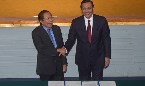 Menko Bidang Kemaritiman Luhut B. Pandjaitan (kanan) berjabat tangan dengan Rizal Ramli ketika mengikuti serah terima jabatan (sertijab) Menko Bidang Kemaritiman di Gedung BPPT, Jakarta, Kamis (28/7). 