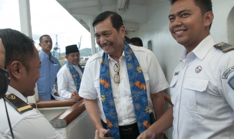 Menko Bidang Kemaritiman Luhut Binsar Pandjaitan (tengah).