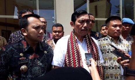 Menko Bidang Kemaritiman Luhut Binsar Panjaitan menjadi pembicara utama pada Seminar Nasional Ikatan Sarjana Ekonomi Indonesia di Bandar Lampung, Kamis (19/10).