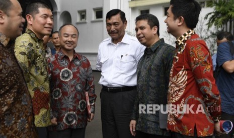 Menko bidang Maritim Luhut Panjaitan (tengah) berbincang dengan CEO Grab Anthony Tan (kedua kiri), Founder dan CEO Softbank Masayoshi Son (ketiga kiri), CEO Tokopedia William Tanuwijaya (kanan) dan President of Grab Indonesia Ridzki Kramadibrata (kedua kanan) usai bertemu Presiden Joko Widodo di Istana Merdeka, Jakarta, Senin (29/7/2019). 