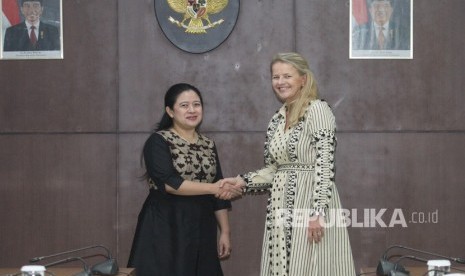 Menko Bidang Pembangunan Manusia dan Kebudayaan (Menko PMK) Puan Maharani (kiri) berjabat tangan dengan Putri Mabel dari Belanda selaku Kepala Dewan Organisasi Girls Not Brides sebelum pertemuan di Jakarta, Rabu (7/3). 