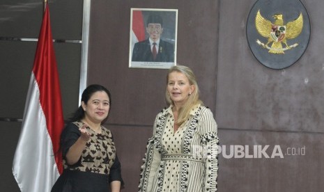 Menko Bidang Pembangunan Manusia dan Kebudayaan (Menko PMK) Puan Maharani (kiri) berbincang dengan Putri Mabel dari Belanda selaku Kepala Dewan Organisasi Girls Not Brides sebelum pertemuan di Jakarta, Rabu (7/3).