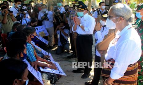 Menko Bidang Pembangunan Manusia dan Kebudayaan (PMK) Muhadjir Effendy (tengah) bersama Menteri Pemberdayaan Perempuan dan Perlindungan Anak (PPPA) I Gusty Ayu Bintang D (kedua kanan) dan Ketua DPRD NTT Emelia Nomleni mengunjungi korban banjir bandang akibat Siklon Seroja di Desa Pukdale, Kabupaten Kupang, NTT, Senin (3/5/2021). Kunjungan kedua menteri tersebut dalam rangka mendorong percepatan pemulihan pascabencana di NTT sekaligus menyerahkan bantuan berupa santunan uang tunai kepada alih waris korban bencana alam di daerah itu, yang masing-masing berkisar dari Rp15 juta hingga Rp30 juta per kepala keluarga. 