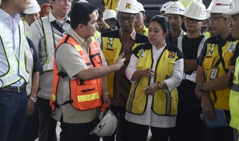 Menko bidang Pembangunan Manusia dan Kebudayaan Puan Maharani (keempat kanan) berbincang dengan Ketua Panitia Penyelenggara Asian Games (INASGOC) 2018 Erick Thohir (ketiga kiri) saat meninjau arena olahraga yang sedang direnovasi di kompleks Gelora Bung Karno, Senayan, Jakarta, Jumat (20/10). 