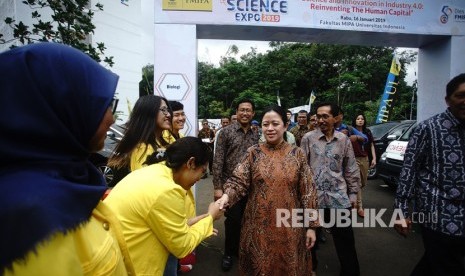 Menko Bidang Pembangunan Manusia dan Kebudayaan Puan Maharani (tengah) mengunjungi pameran Science Expo 2019 usai menandatangani prasasti peresmian penggunaan alat dan fasilitas laboratorium riset multidisplin FMIPA- Pertamina pada Dies Natalis ke-58 Fakultas Matematika dan Ilmu Pengetahuan Alam (FMIPA) UI di Depok, Jawa Barat, Rabu (16/1/19).