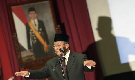 Menko Bidang Perekonomian Darmin Nasution memberikan sambutan seusai melaksanakan serah terima jabatan di Kantor Kemenko Bidang Perekonomian, Jakarta, Rabu (12/8). 