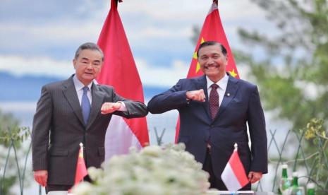 Menko Kemaritiman dan Investasi Luhut Binsar Pandjaitan bersama Menteri Luar Negeri China Wang Yi di Danau Toba, Selasa (12/1/2020). 