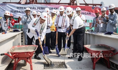 Menko Kemaritiman dan Investasi Luhut Binsar Pandjaitan (tengah kanan) bersama Menteri BUMN Erick Thohir (tengah kiri) disaksikan Menteri Perhubungan Budi Karya Sumadi (tengah) melakukan pengecoran closure tengah Jembatan Lengkung Bentang Panjang Kuningan Kereta Api Ringan atau Light Rail Transit (LRT) Jabodebek di Kuningan, Jakarta, Senin (11/11/2019).