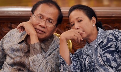 Menko Kemaritiman dan Sumber Daya Rizal Ramli (kiri) berbincang dengan Menteri BUMN Rini Soemarno (kanan) saat pertemuan dengan perwakilan kontraktor bidang kelistrikan yang dihadiri Presiden Joko Widodo, di Istana Negara, Jakarta, Selasa (22/12).