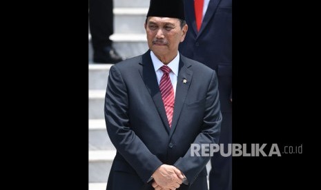 Menko Maritim dan Investasi Luhut Binsar Pandjaitan bersiap mengikuti foto bersama seusai pelantikan menteri Kabinet Indonesia Maju di Beranda Halaman Istana Merdeka, Jakarta, Rabu (23/10/2019).