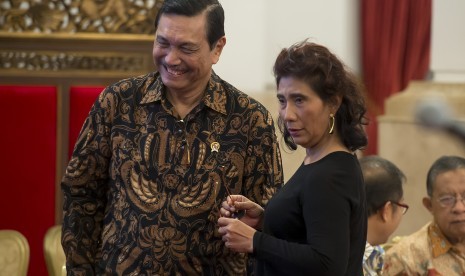 Menko Maritim dan Sumber Daya Luhut Pandjaitan (kiri) dan Menteri Kelautan dan Perikanan Susi Pudjiastuti (kanan).