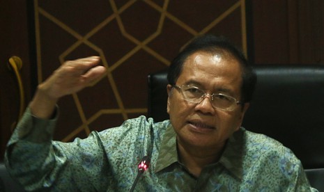 Menko Maritim dan Sumber Daya Rizal Ramli memberikan klarifikasi terkait isu bebas visa untuk warga Israel, di Jakarta, Selasa (22/12). 