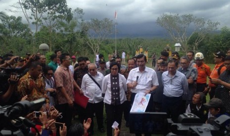 Menko Maritim Luhut B Panjaitan didampingi Menkeu Sri Mulyani, dan Gubernur Bank Indonesia memberikan keterangan pers di pos pemantau Gunung Agung di Karang Asem, Bali, Jumat (22/12).