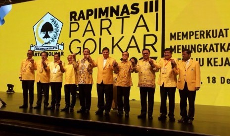 Menko Maritim Luhut Binsar Pandjaitan (kelima dari kiri) berfoto bersama petinggi DPP Partai Golkar pada pembukaan rapimnas di JCC, Jakarta, Senin (18/12)/