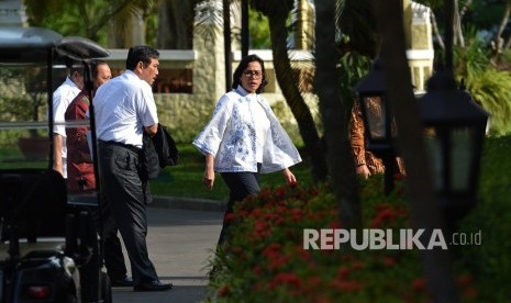 Menko Maritim Luhut Binsar Pandjaitan (kiri) bersama Menteri Keuangan Sri Mulyani tiba untuk mengikuti Sidang Kabinet Paripurna di Istana Negara, Jakarta, Senin (9/4).