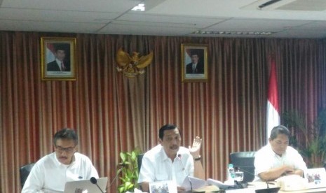 Menko Maritim, Luhut Binsar Pandjaitan menjelaskan persoalan pencabutan morotarium reklamasi di kantornya, Selasa (17/10).