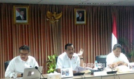 Coordinating Maritime Affairs Minister Luhut Binsar Pandjaitan explained his decision on reclamation project at his office on Tuesday.