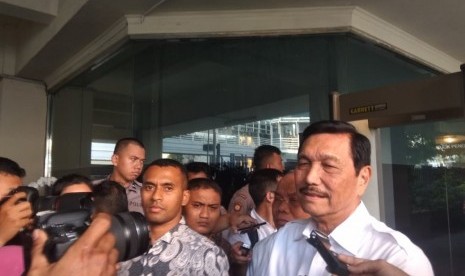 Menko Maritim Luhut Binsar Pandjaitan, selesai diperiksa oleh Bawaslu atas dugaan pelanggaran kampanye, Jumat (2/11). Luhut diperiksa selama satu jam oleh Bawaslu. 