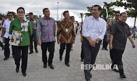 Menko Maritim Luhut Binsar Panjaitan (kedua kanan) bersama Menteri Keuangan Sri Mulyani (kiri), Gubernur Bank Indonesia Agus DW Martowardojo (kanan) didampingi Direktur Utama Indonesia Tourism Development Corporation (ITDC) Abdulbar M. Mansoer (kedua kiri) dan Direktur Pengembangan ITDC Edwin Darmasetiawan (tengah) meninjau kawasan KEK Mandalika yang dikelola ITDC di Kuta, Kecamatan Pujut, Praya, Lombok Tengah, NTB, Kamis (1/3). 