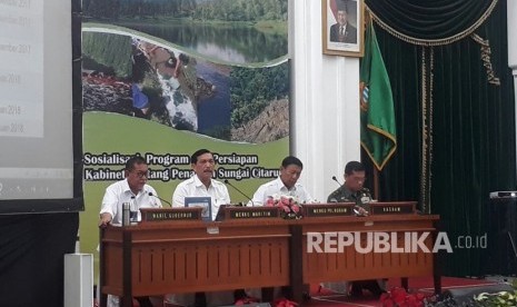 Menko Maritim Luhut Binsar Panjaitan memimpin Rakor Penanganan Sungai Citarum di Aula Barat Gesat, Selasa (16/1).